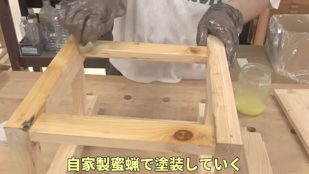 自家製の蜜ロウを塗装