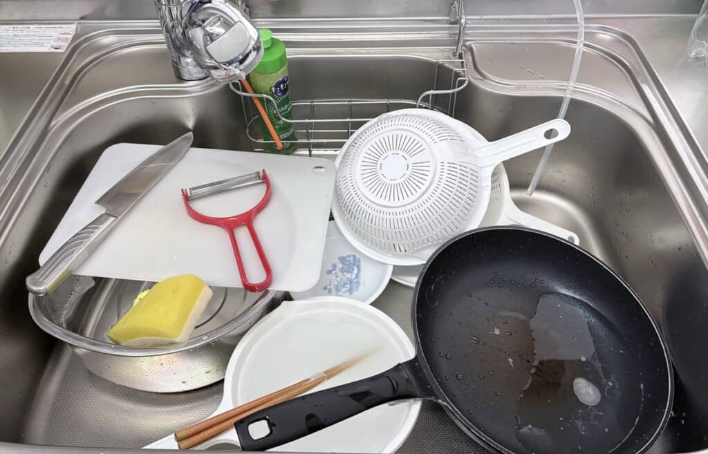 キッチンに溜まった大量の洗い物！