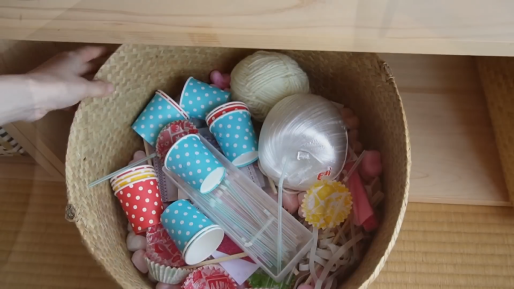 大きめの工作グッズはバケツ型のかごにざっくりと収納