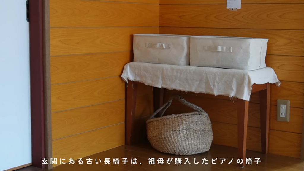 祖母が購入したピアノの椅子を、通園リュックや帽子の定位置に