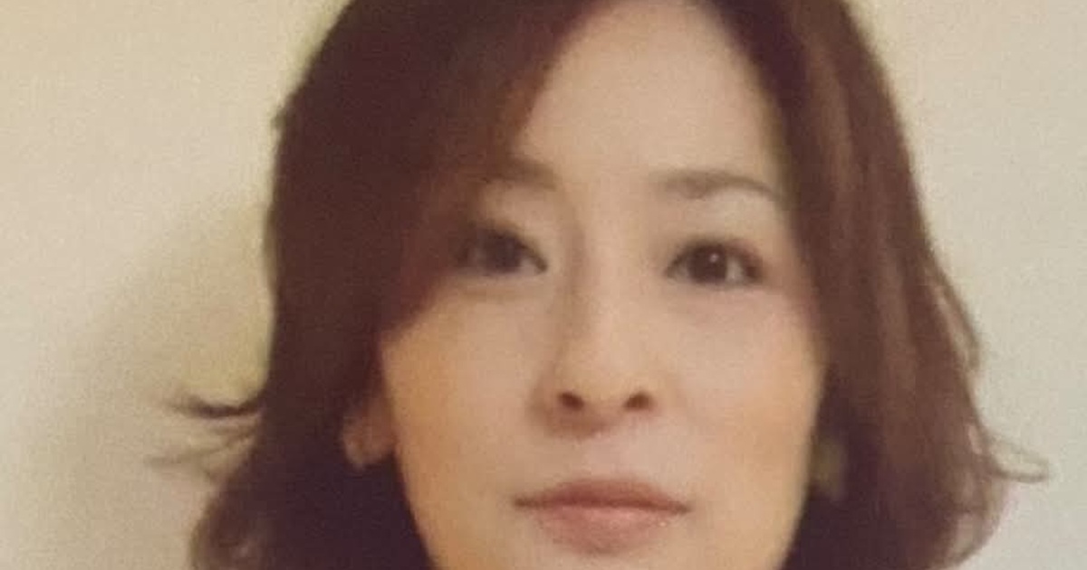 「北川景子やん」と言われる女性→40代で白髪染めをやめて…… “現在の姿”に「魅力的」「今の方がカッコいい!」(1/2) | 女性 ねとらぼ
