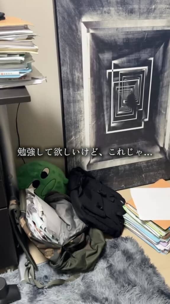 机や床に物が積み上がっている中2息子の部屋