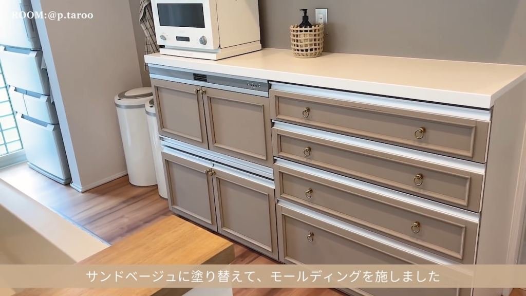 DIYで塗り替えたキッチンの収納棚