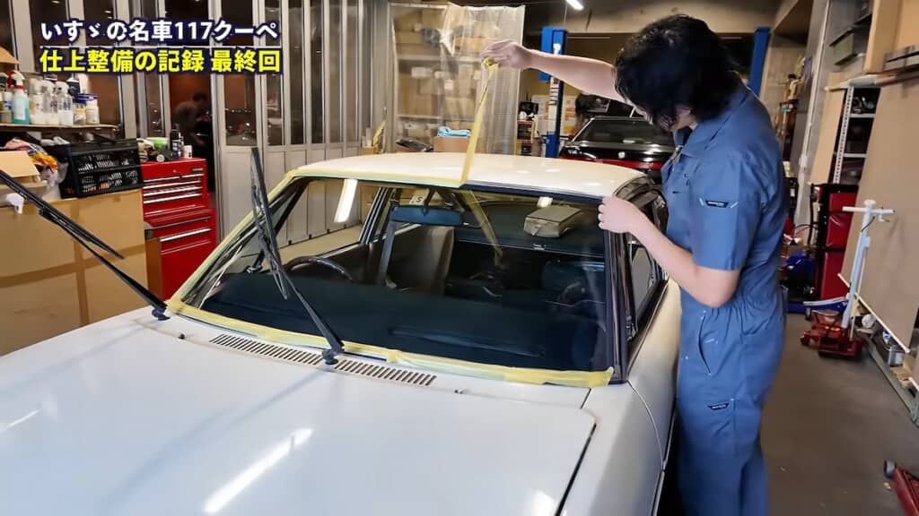 マスキングテープもていねいに剥がし……