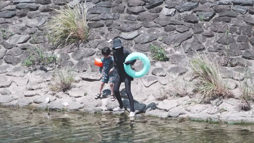 子どもと一緒に水辺へ