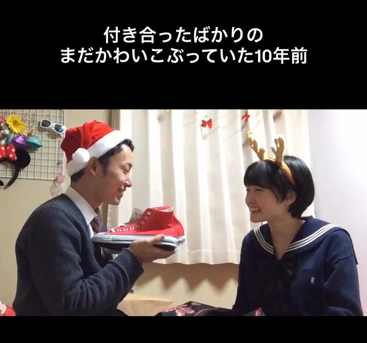 ほほ笑み合う2人