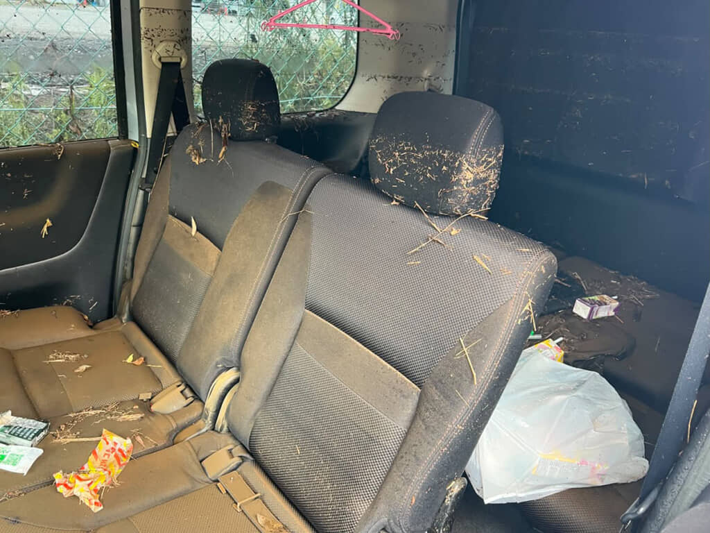 泥だらけの車内