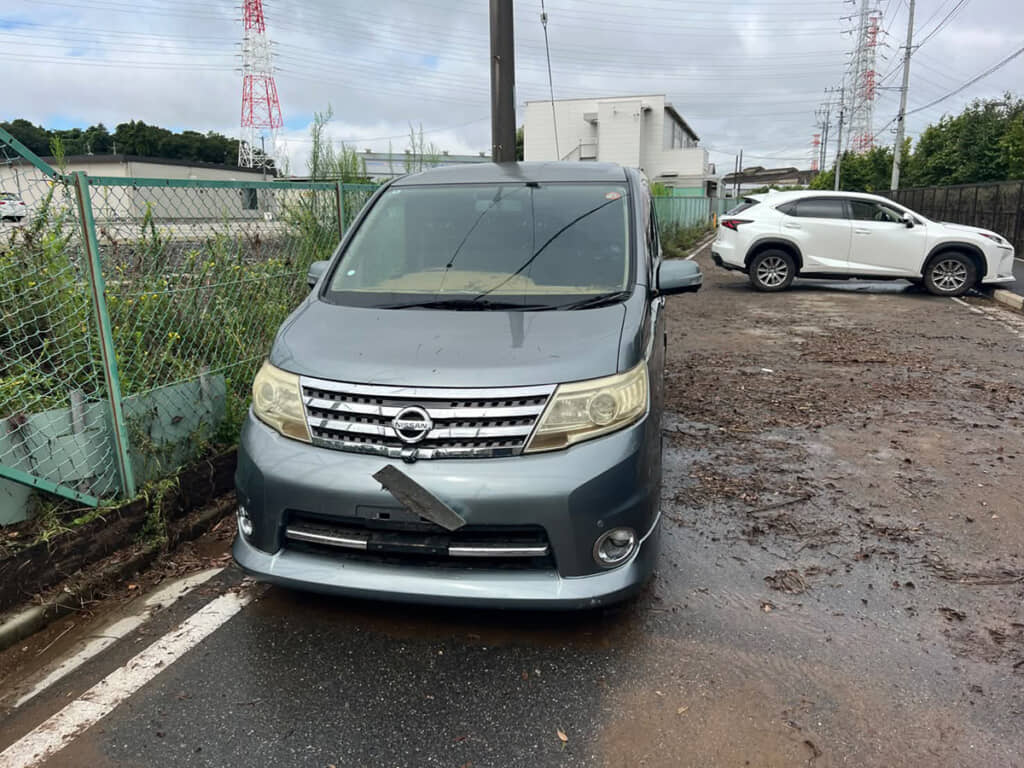ナンバープレートがひしゃげています