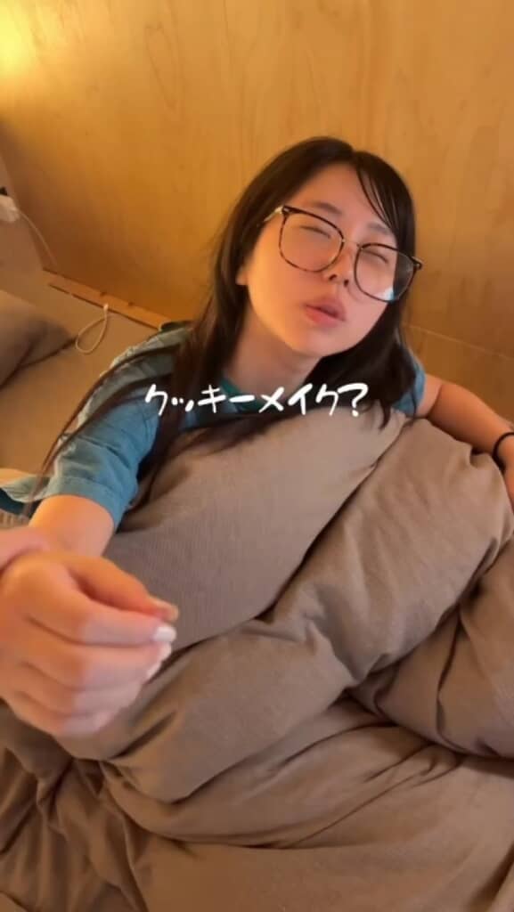 寝起きの姉にメイクしていく!