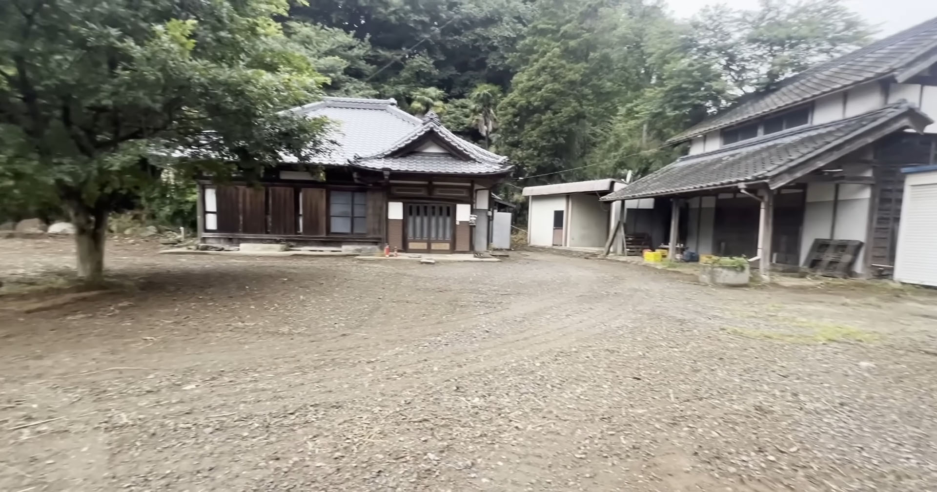 500坪の古民家を購入→庭に“150トンの瓦チップ”をまいたら……　雰囲気ガラリ「いい感じ」「気持ちいい」（1/3） | 住まい ねとらぼ