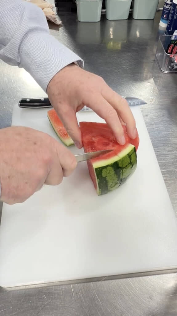 皮を3等分して左右2箇所をカット