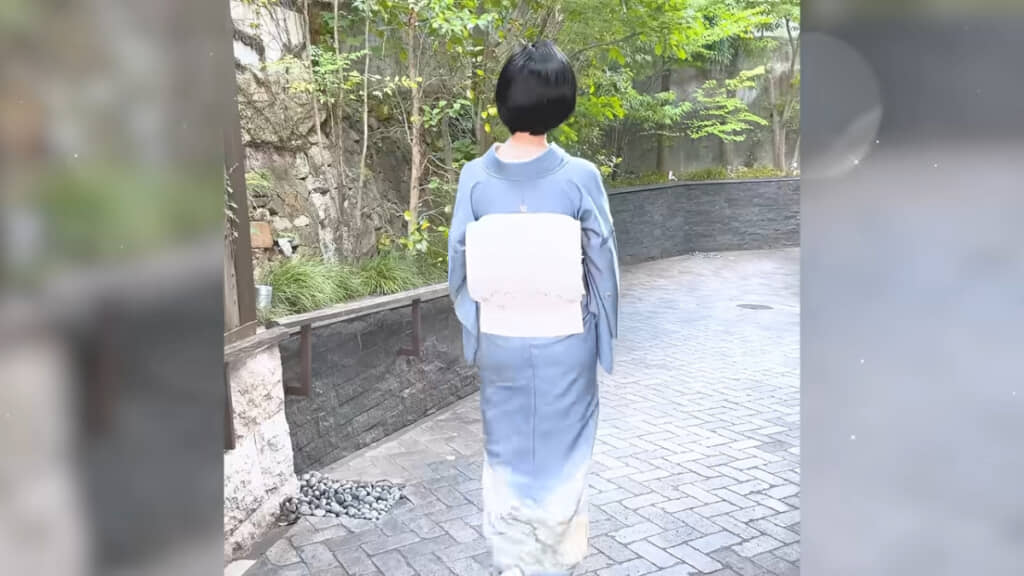 ちらりと見える紋がかわいい