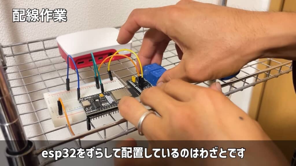 ラックの上に水やりシステムの機器を設置