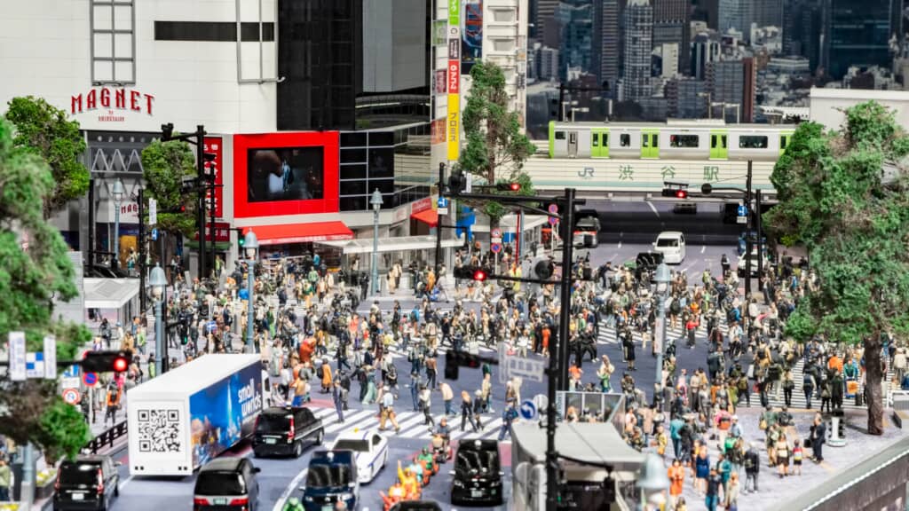 渋谷スクランブル交差点ジオラマ完成形、MAGNETとJR渋谷駅を望む
