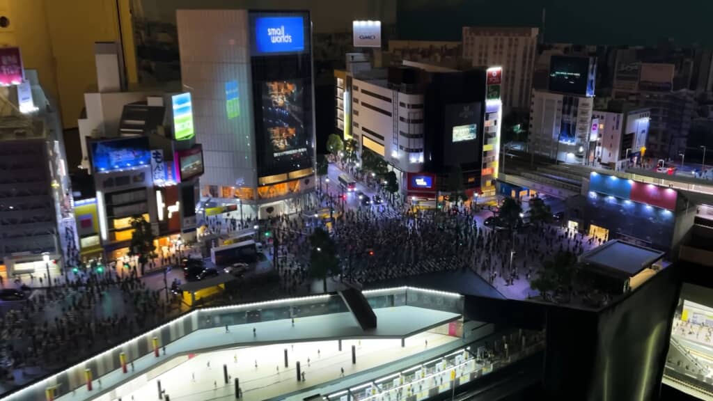 渋谷スクランブル交差点ジオラマの夜景、SMALL WORLDS看板と群衆