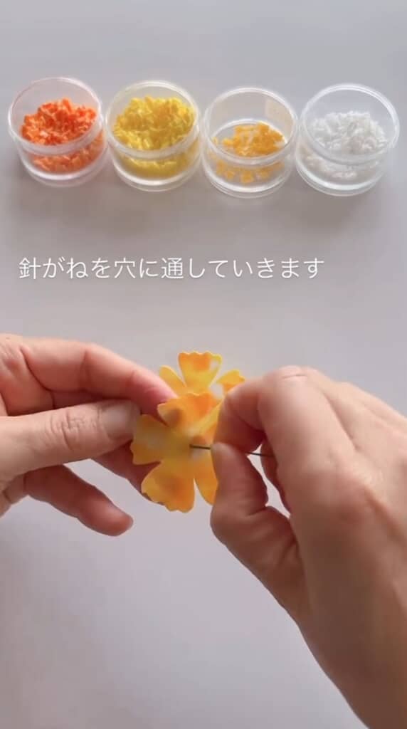 針金に花びらを通す