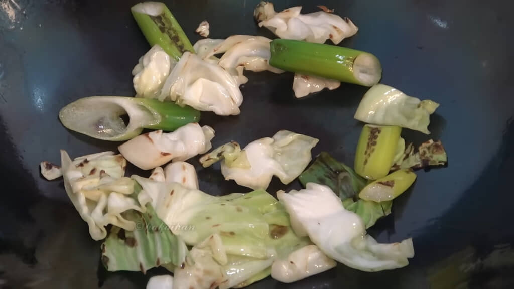 クズ野菜を炒める