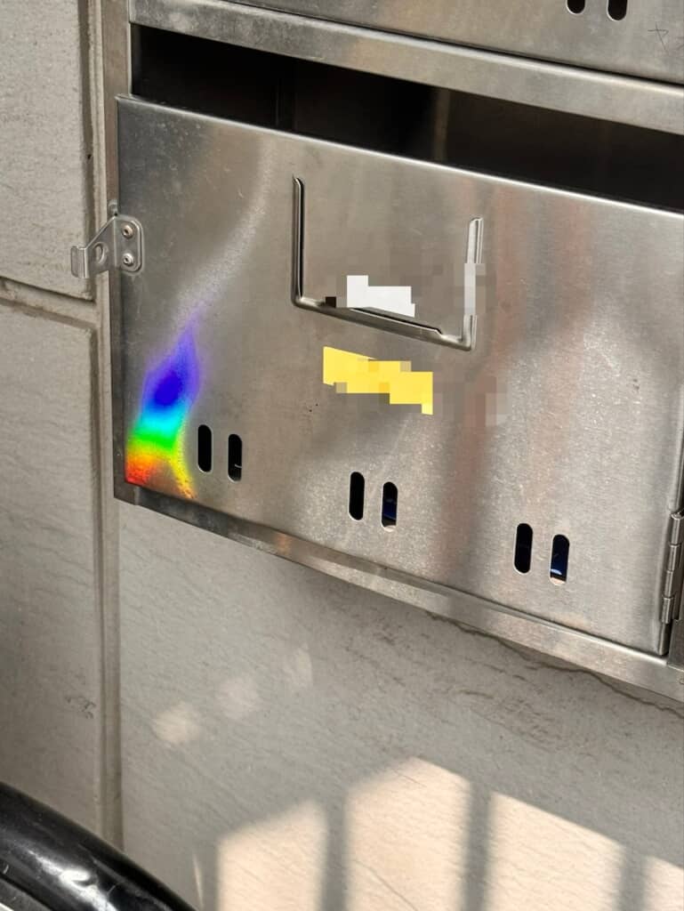 郵便受けに現れた虹