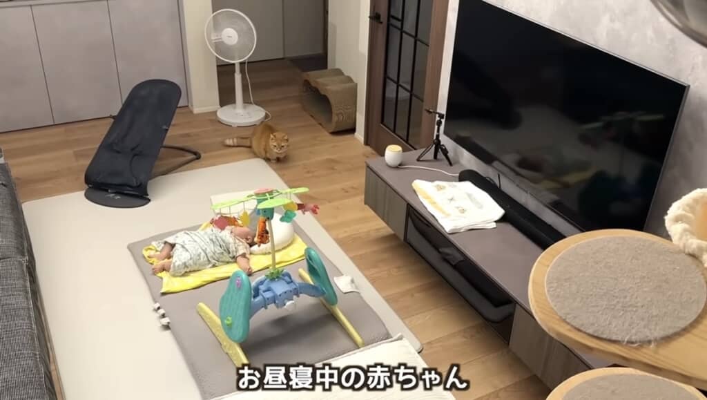 お昼寝していた息子くんのそばへ