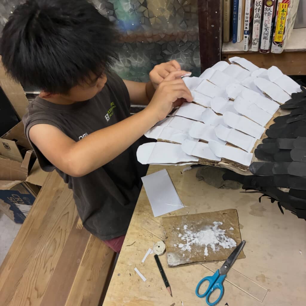 丁寧に羽を貼り付けていきます