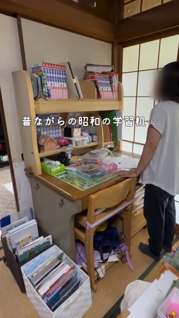 物置きになってしまっている“昭和の学習机”