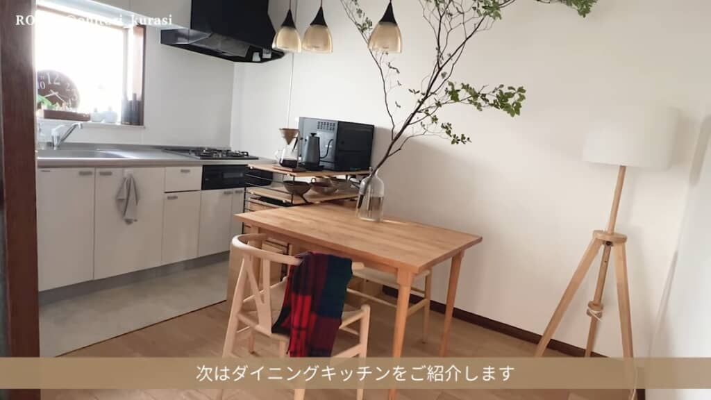 ダイニングキッチンには、調理台からシンクにかけての壁に窓があり、リビングほどではないけれど明るいです