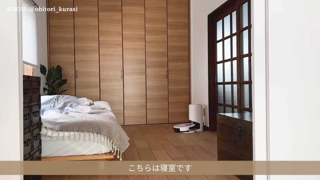 寝室にも窓がありますが、リビングやダイニングほどは明るくなく、落ち着いた印象です