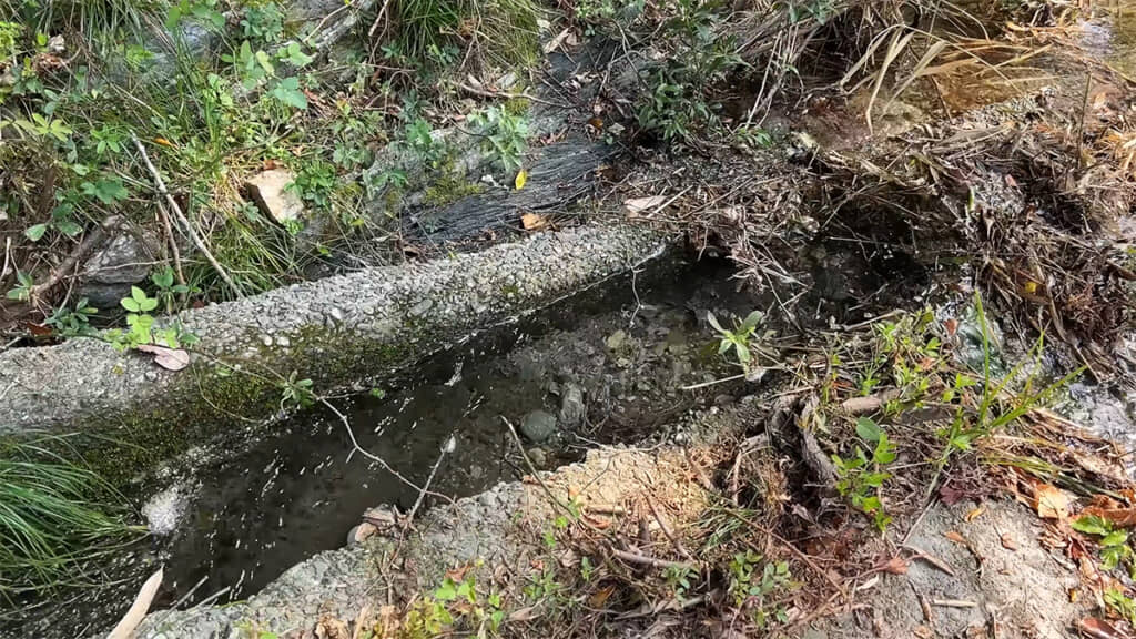 土砂に埋まった水路