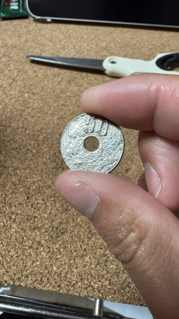 まるでヤスリで削られたような裏面。むしろこっちの質感がヤスリっぽい