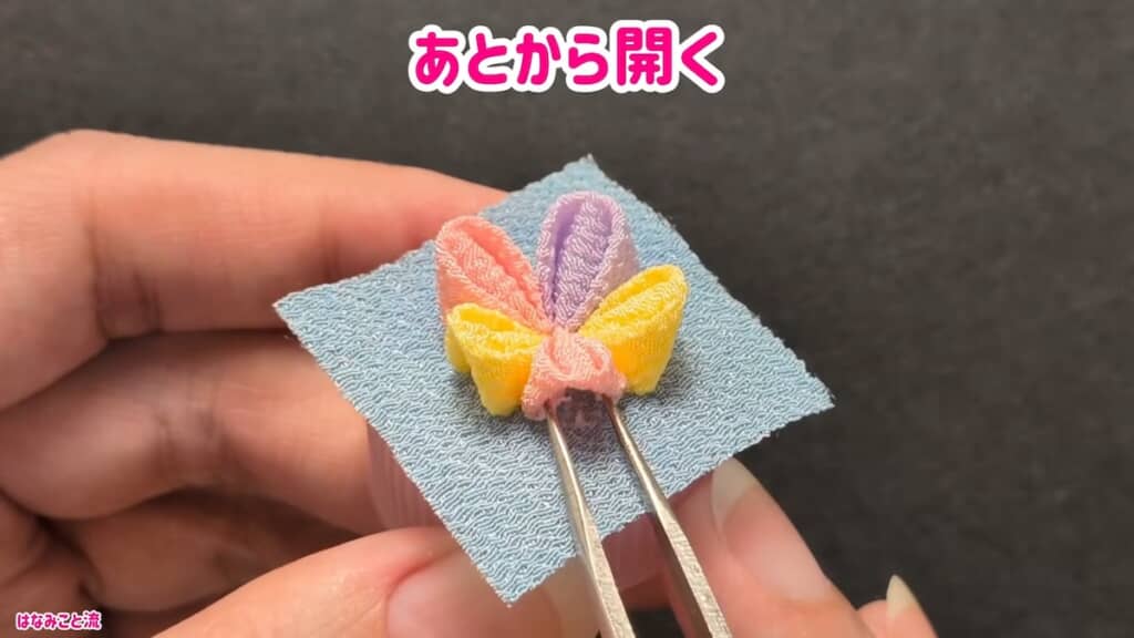 5枚の花びらを作って土台に貼って