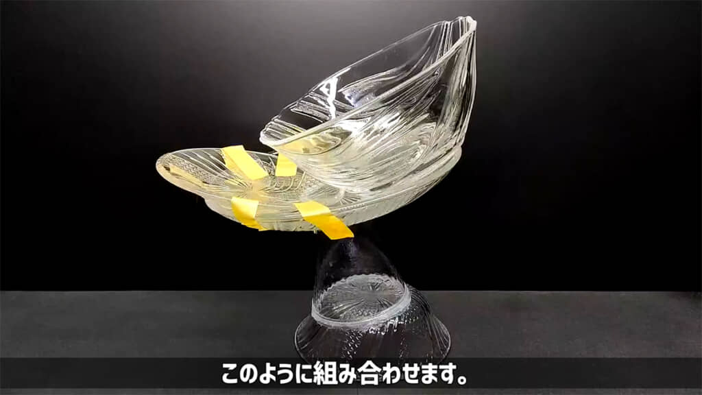 涼彩皿をストッパーに使い、水瓶となるパーツを取り付けます
