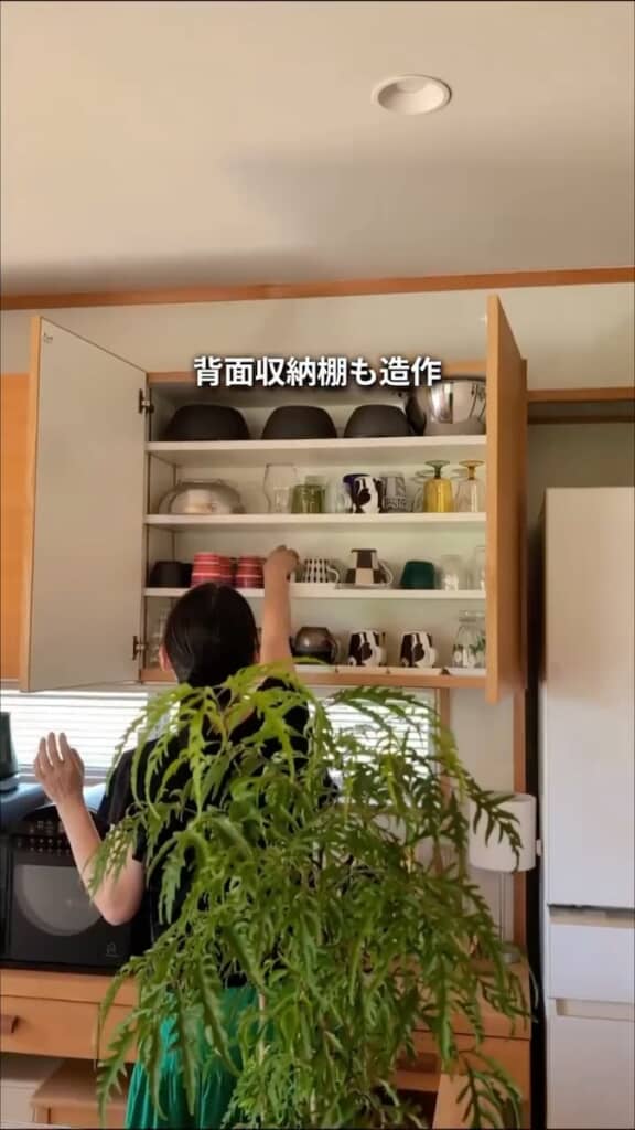 造作の背面収納棚