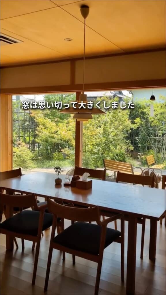 造作の大きな窓を設けたリビングダイニング