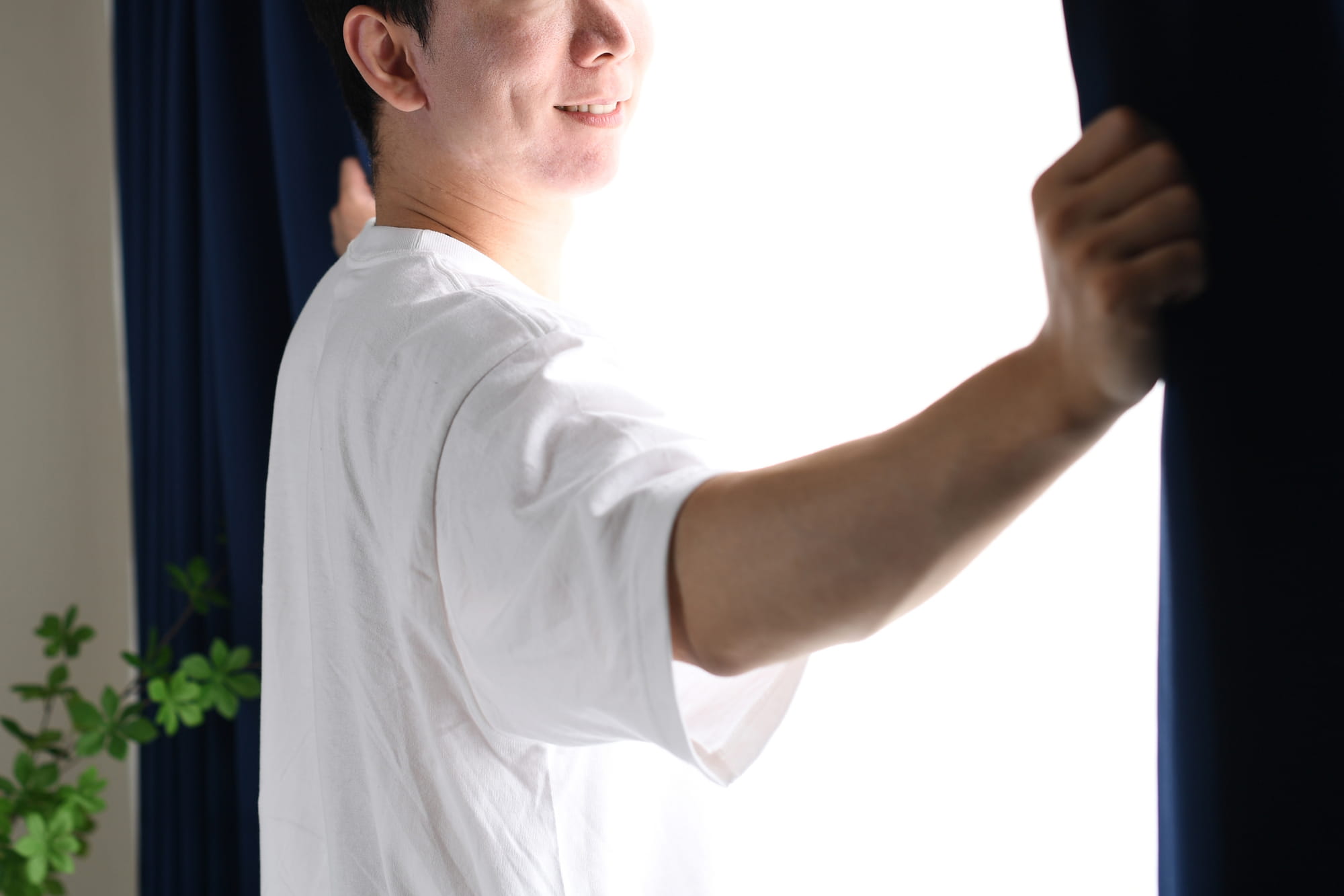 「購入3回目です」　大人気“一級遮光カーテン”に「しっとり上質な生地」「寝坊しそう」「取り付けも楽」の声 | ライフ ねとらぼリサーチ