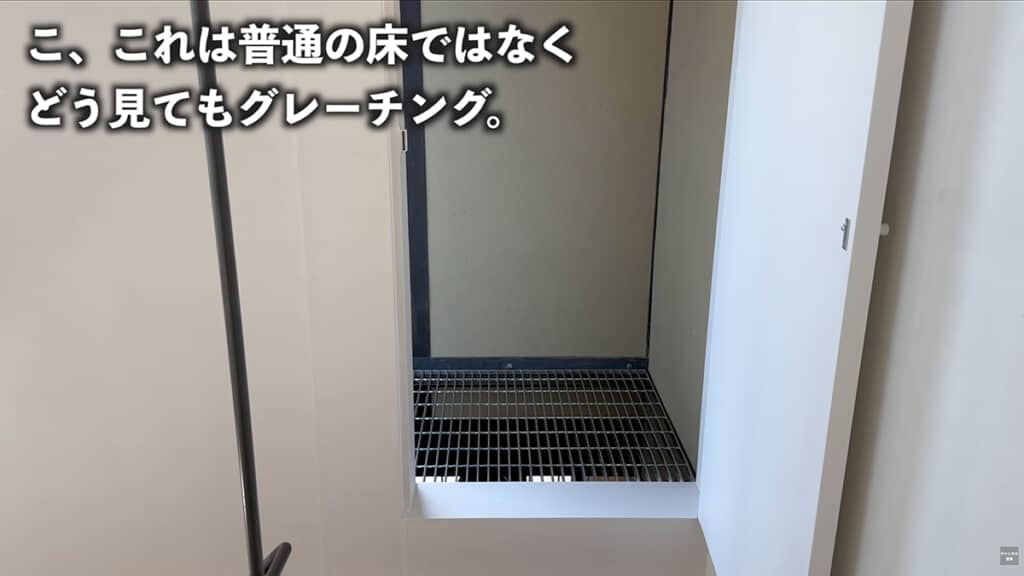 隠し扉の奥にはキャットウォーク