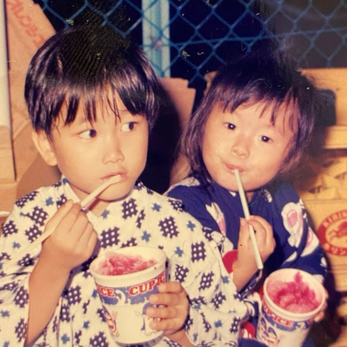 浴衣姿で並ぶ幼い兄妹→約30年後…… 同じポーズで撮った現在の姿に「声上がりました」「完成度たけーなオイ!」 | ライフスタイル ねとらぼ