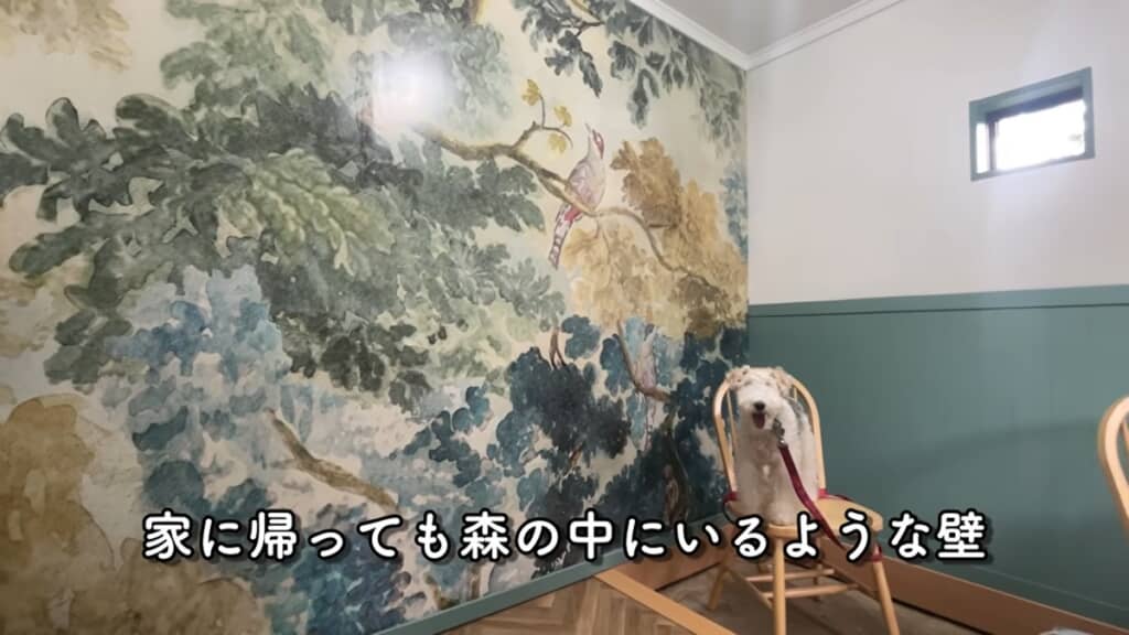壁紙を貼って森の中にいる雰囲気を出した部屋