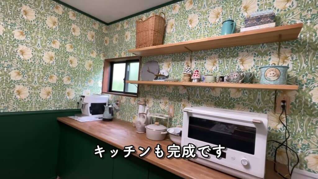壁に棚も追加して完成したキッチンの一角
