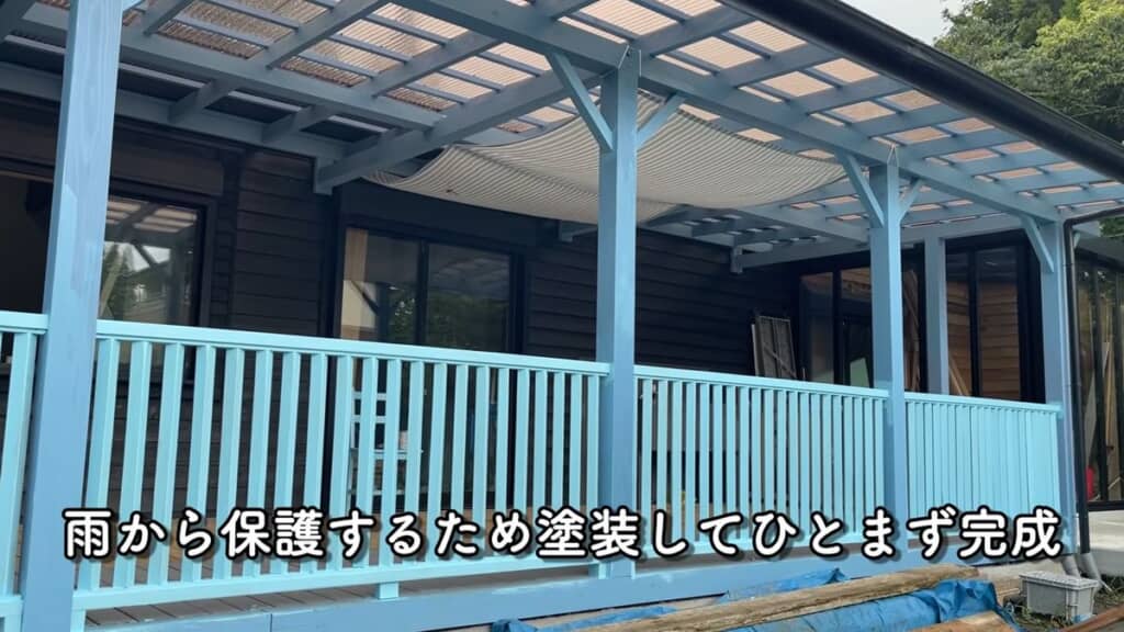 水色に塗装したテラスの柵