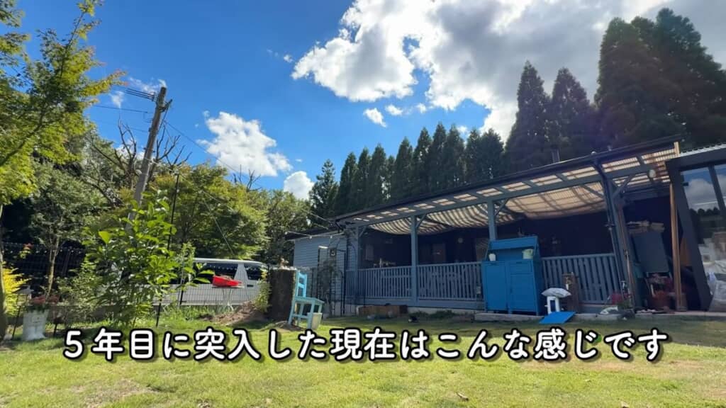 改装後の黒色と水色のコントラストが印象的な自宅