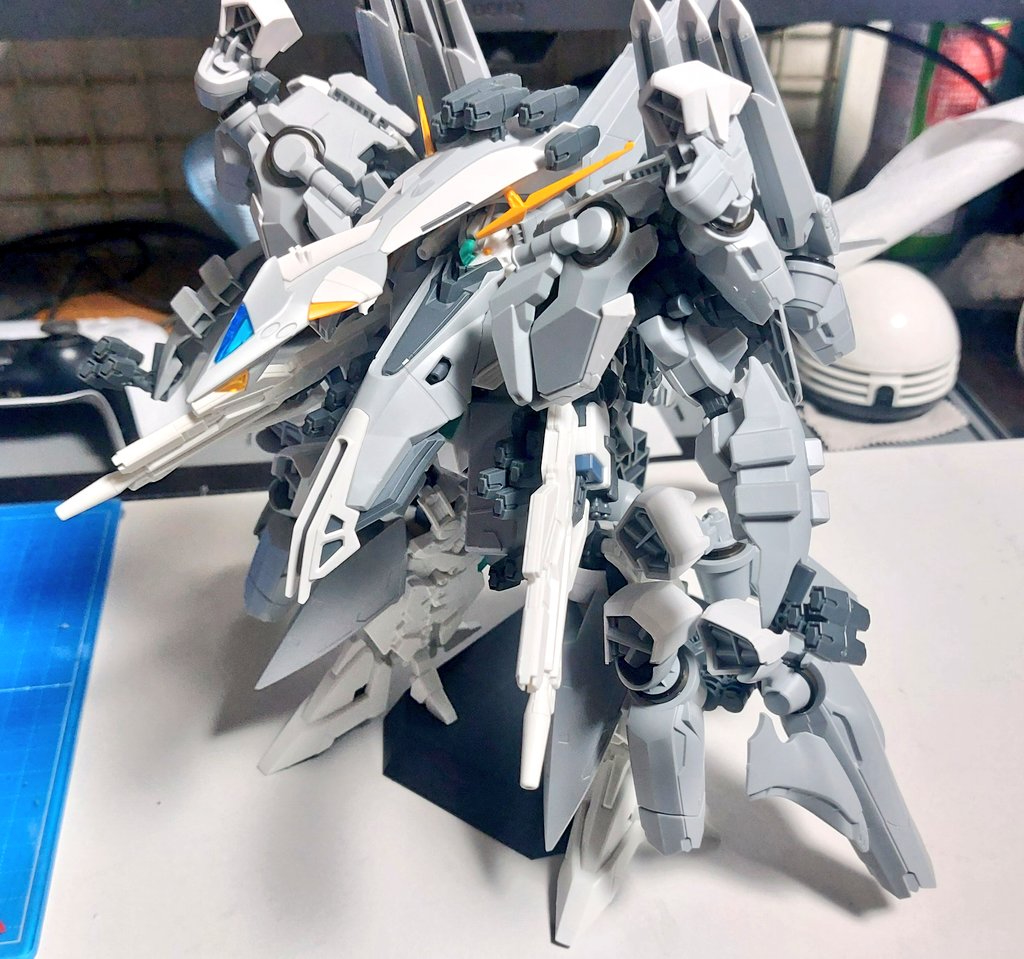 成形色のままだとこんな感じ