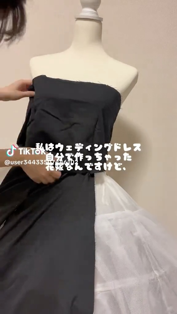 裁断した生地でドレスの形を作る