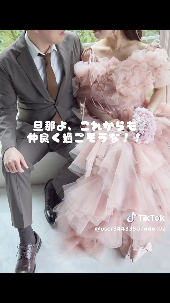 繊細なフリルをふんだんにあしらった華やかなデザイン