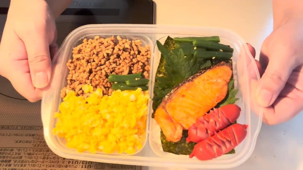 左右どちらにもごはんを詰めて、2色そぼろ丼と鮭のり弁ができあがり