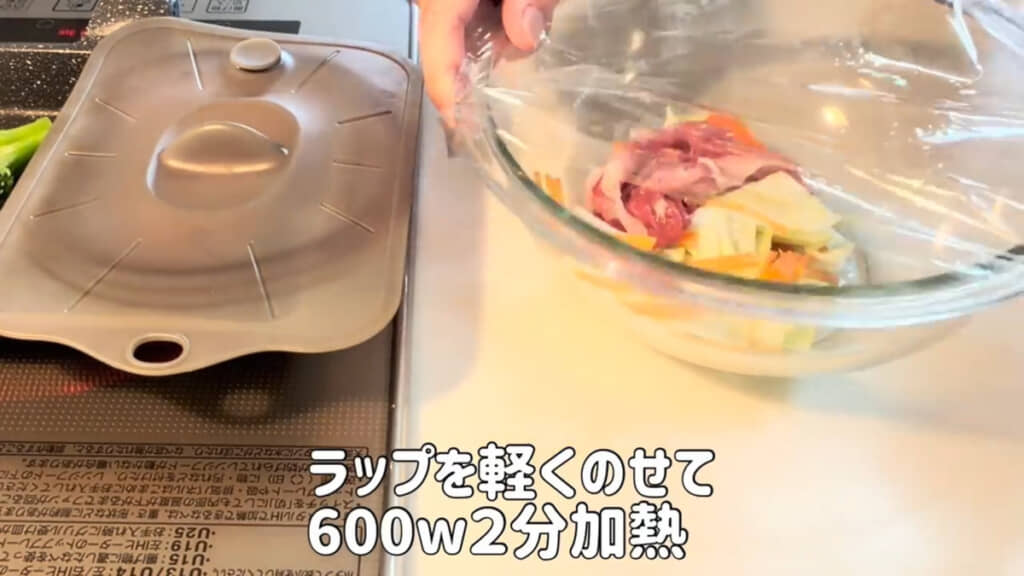 ブロッコリー、卵焼き、焼きそばづくりと、3つの調理を同時進行する様子