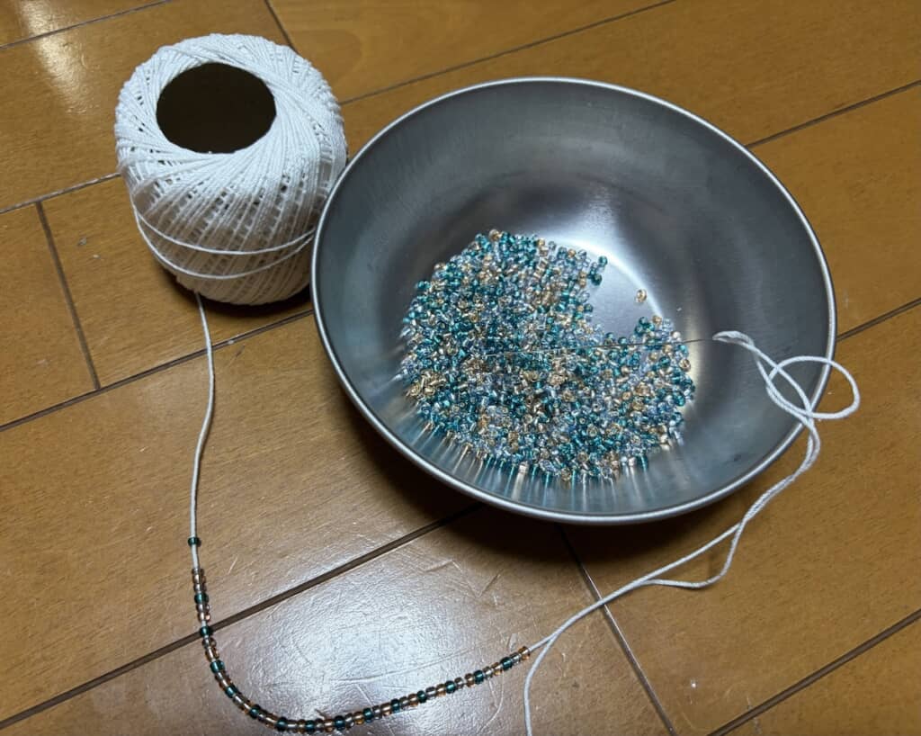 レース糸にビーズを通す作業からスタート