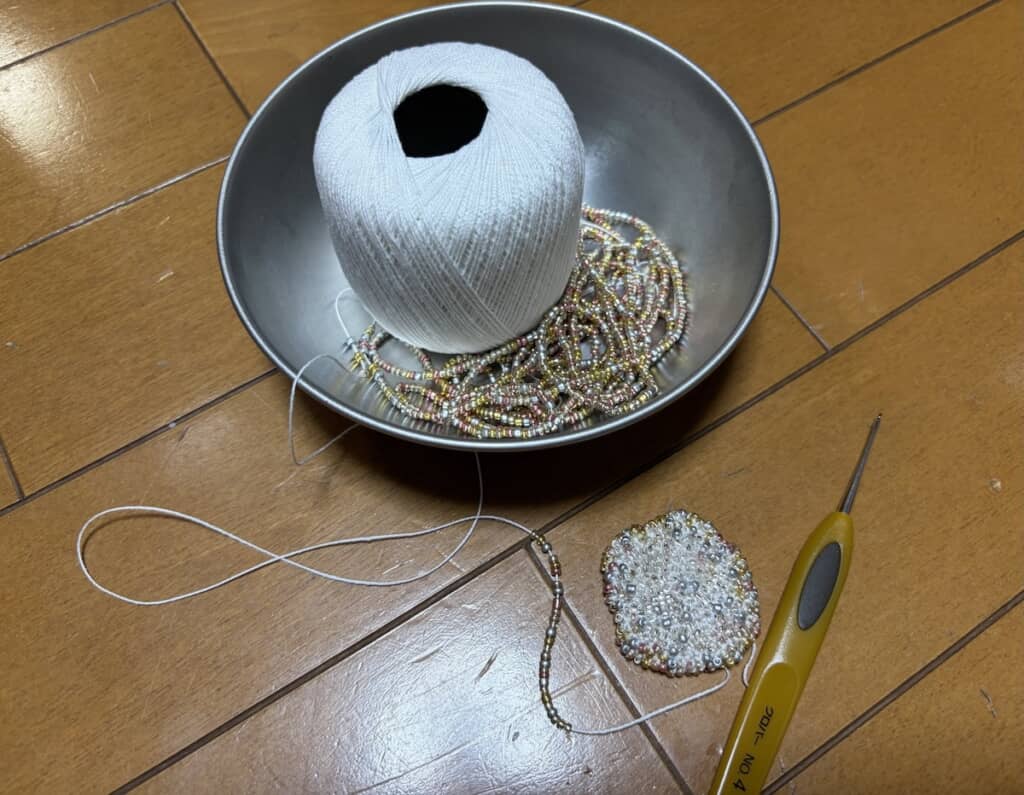 一粒ずつ丁寧に編み込む