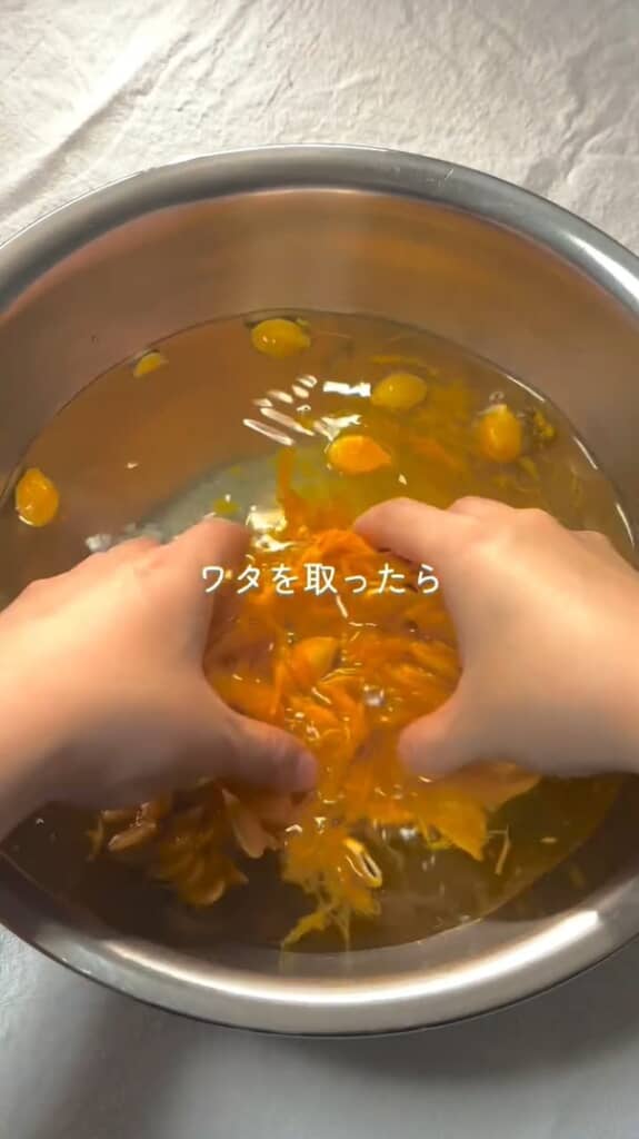 かぼちゃのワタを取り除くのは「手」。この先も、特別な調理器具は出てきません