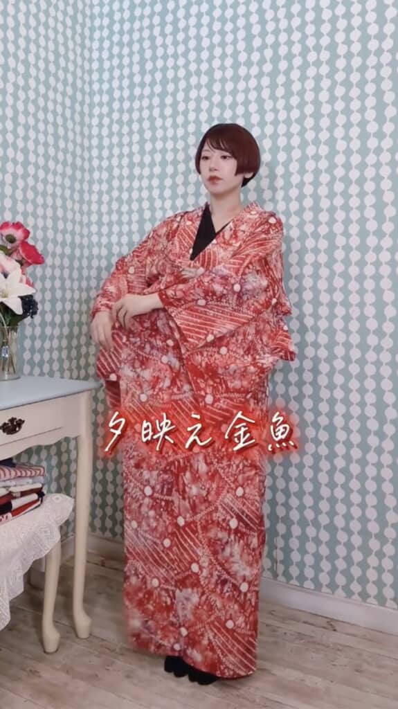 うさこまさんと企業がコラボして作った浴衣「夕映え金魚」