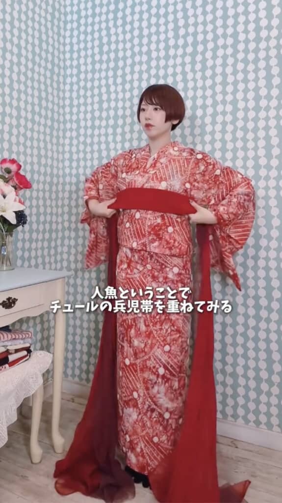 柔らかいチュール生地の帯を巻きます